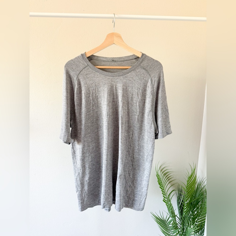 Lululemon men’s grey short sleeve size XL metal tech